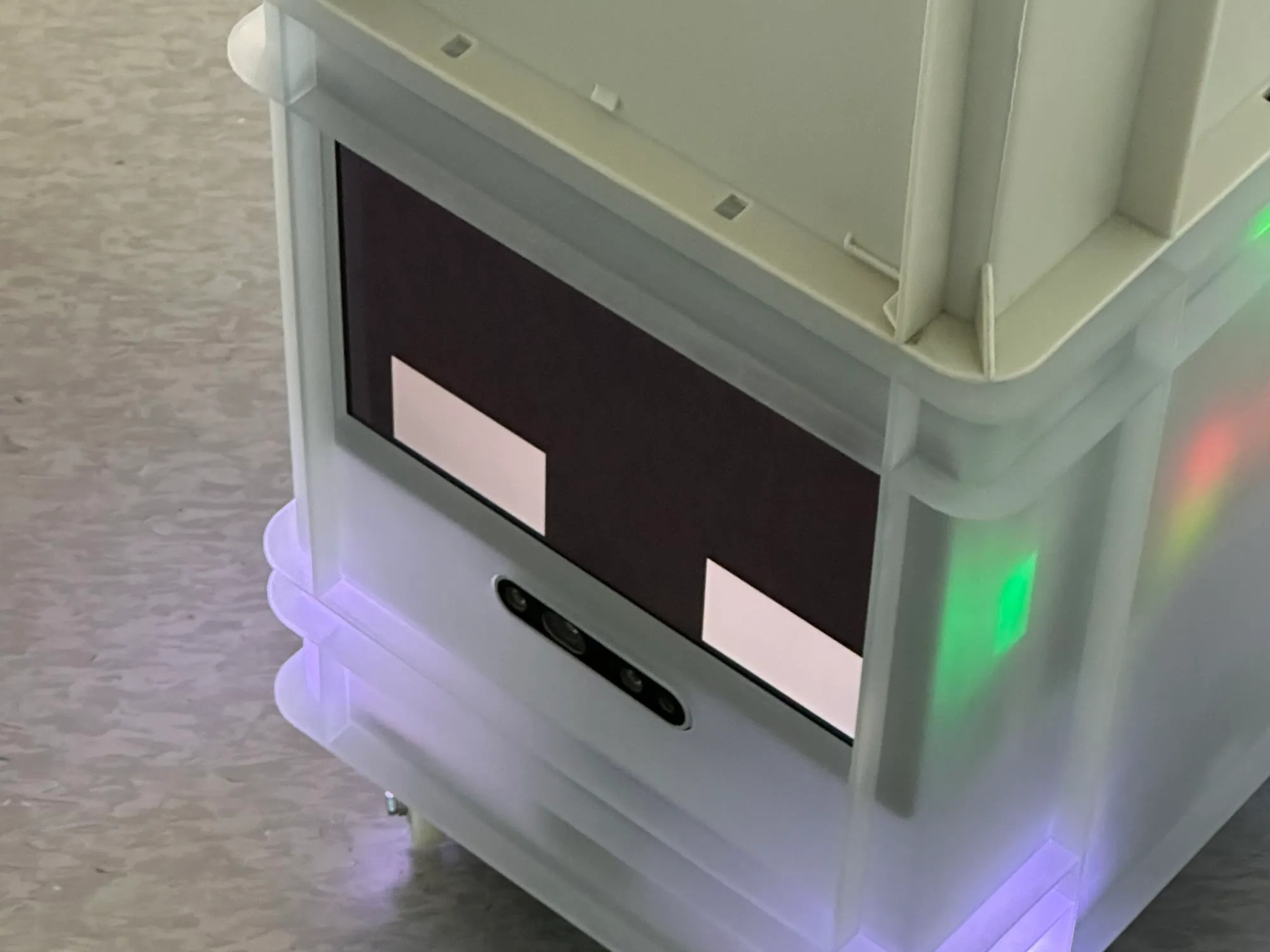 로봇 전면 디스플레이의 두 눈 표정과 몸체 아래 LED