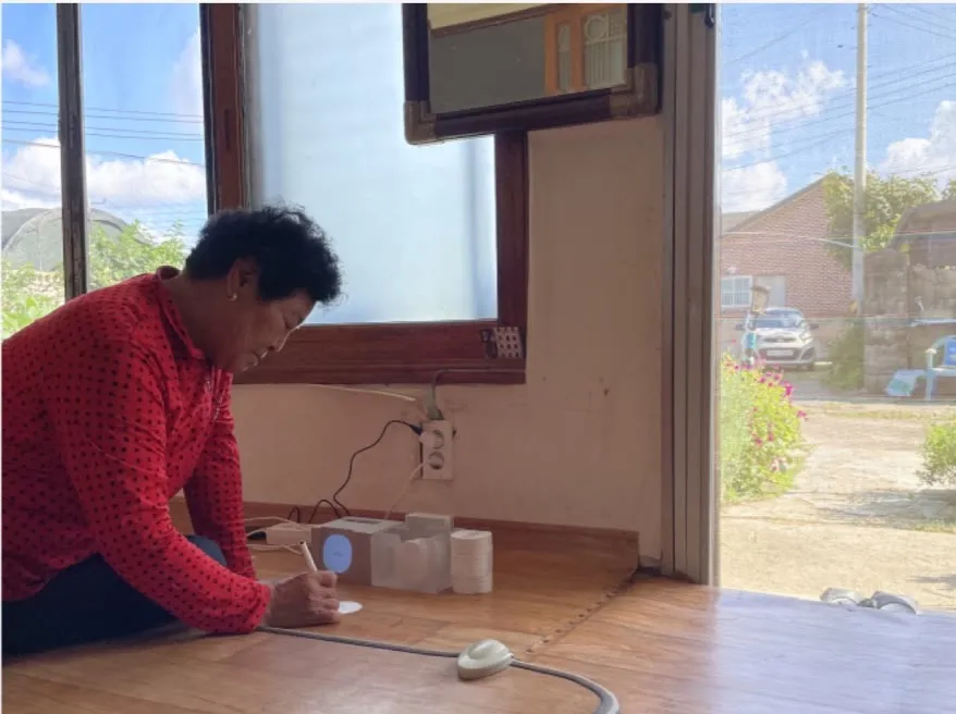 참가자가 툇마루에서 Birdy를 사용하는 모습