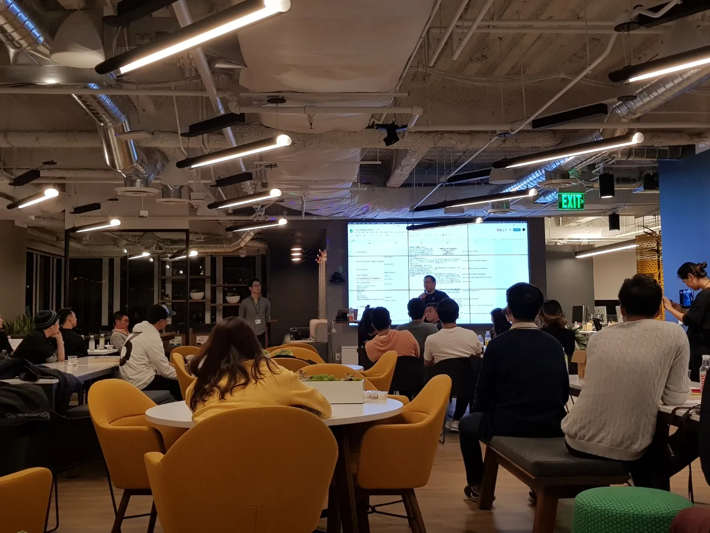 2018년 실리콘밸리 디자이너 모임, 화면 앞의 발표자와 듣는 사람들